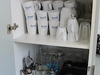 Inhoud keukenkastjes w.o. serviesgoed, glaswerk, bestek, keukenmateriaal etc. - afbeelding 3 van  7