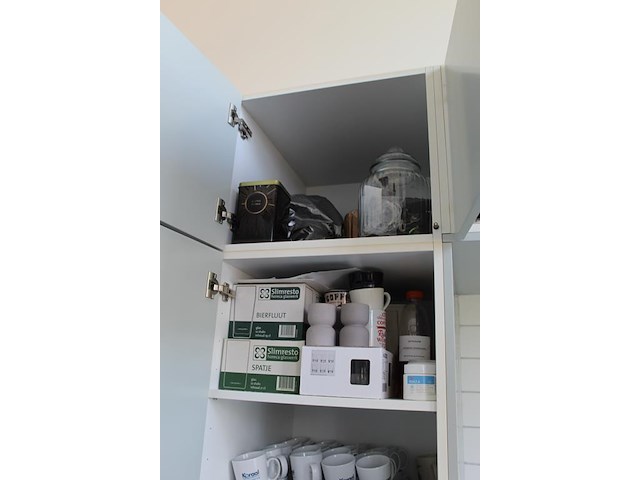 Inhoud keukenkastjes w.o. serviesgoed, glaswerk, bestek, keukenmateriaal etc. - afbeelding 4 van  7