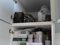 Inhoud keukenkastjes w.o. serviesgoed, glaswerk, bestek, keukenmateriaal etc. - afbeelding 4 van  7