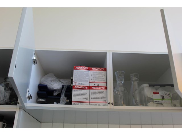 Inhoud keukenkastjes w.o. serviesgoed, glaswerk, bestek, keukenmateriaal etc. - afbeelding 5 van  7
