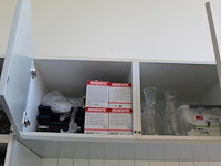 Inhoud keukenkastjes w.o. serviesgoed, glaswerk, bestek, keukenmateriaal etc. - afbeelding 5 van  7
