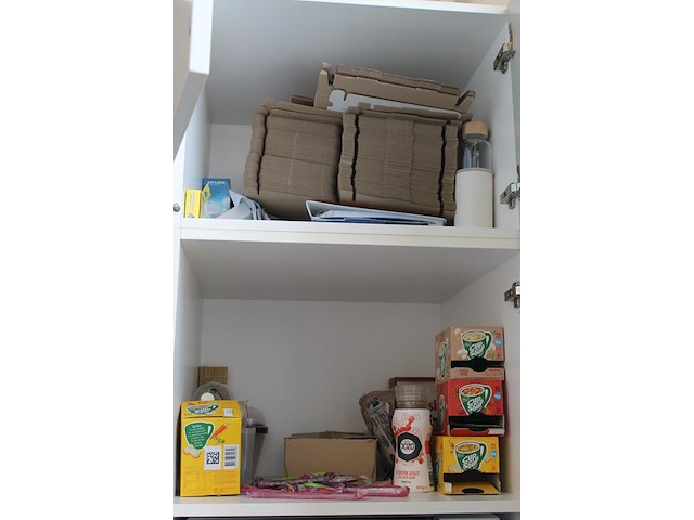 Inhoud keukenkastjes w.o. serviesgoed, glaswerk, bestek, keukenmateriaal etc. - afbeelding 7 van  7