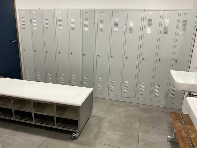 Inhoud kleedruimte met lockerkasten - afbeelding 1 van  11
