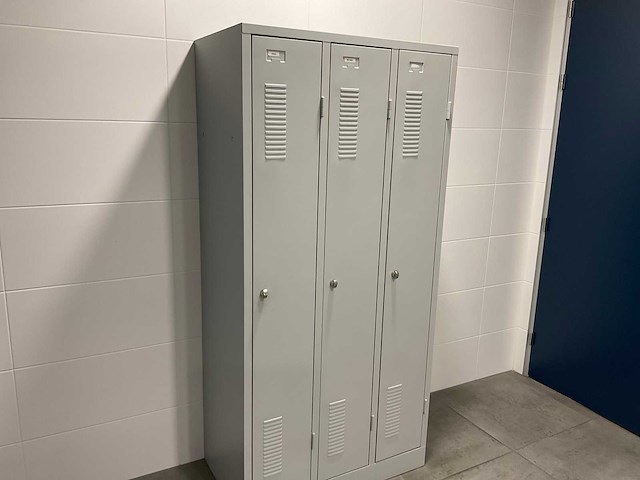 Inhoud kleedruimte met lockerkasten - afbeelding 6 van  11