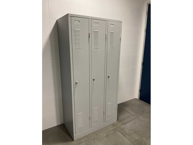 Inhoud kleedruimte met lockerkasten - afbeelding 7 van  11