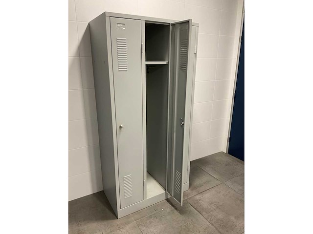 Inhoud kleedruimte met lockerkasten - afbeelding 8 van  11