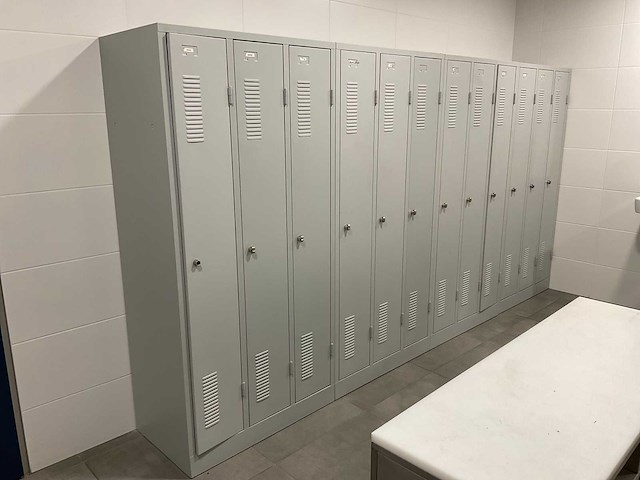 Inhoud kleedruimte met lockerkasten - afbeelding 10 van  11