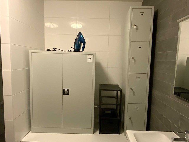 Inhoud kleedruimte - afbeelding 1 van  14