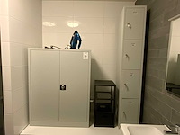 Inhoud kleedruimte - afbeelding 1 van  14