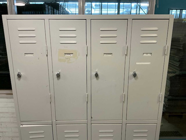 Inhoud kleedruimte - afbeelding 4 van  5