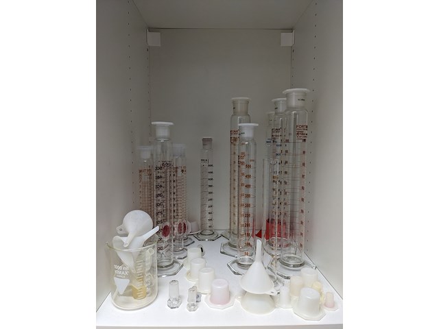 Inhoud laboratorium kast - afbeelding 1 van  6
