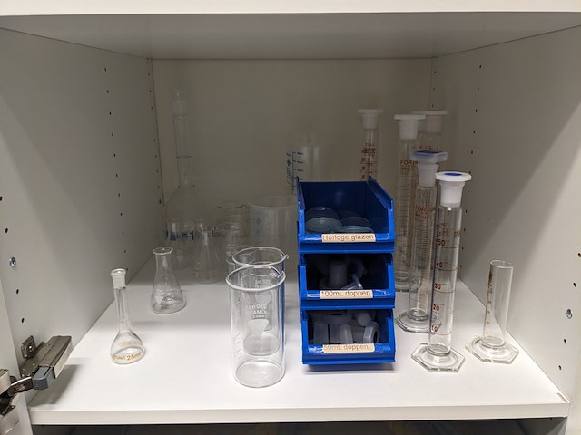 Inhoud laboratorium kast - afbeelding 2 van  6