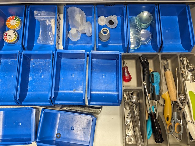 Inhoud laboratorium meubel - afbeelding 4 van  15