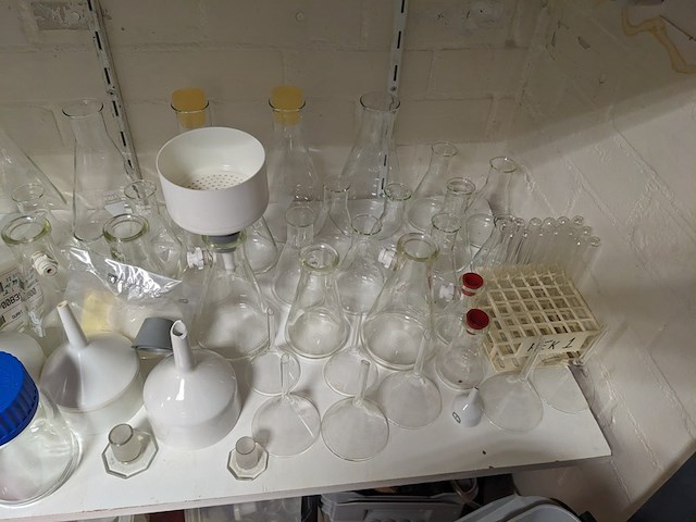 Inhoud laboratorium schuifkast - afbeelding 2 van  17