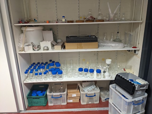 Inhoud laboratorium schuifkast - afbeelding 10 van  17