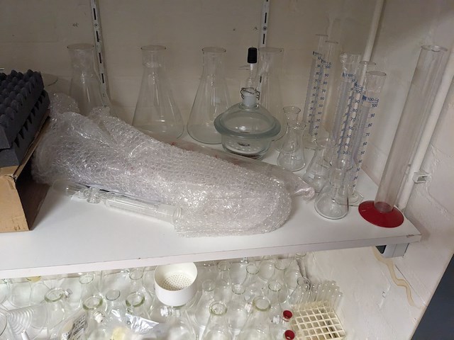 Inhoud laboratorium schuifkast - afbeelding 13 van  17