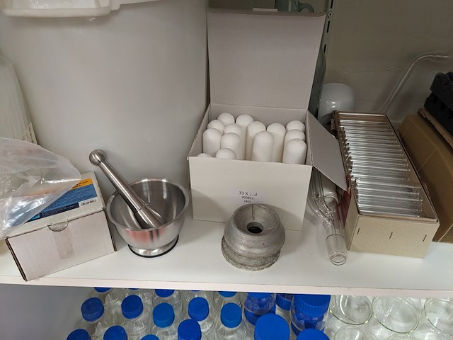 Inhoud laboratorium schuifkast - afbeelding 15 van  17