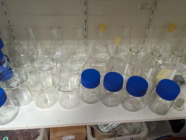 Inhoud laboratorium schuifkast - afbeelding 17 van  17