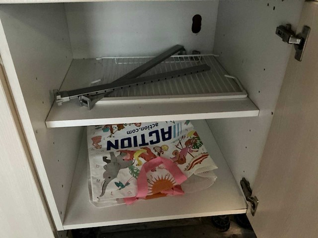 Inhoud magazijn en keuken - afbeelding 8 van  19