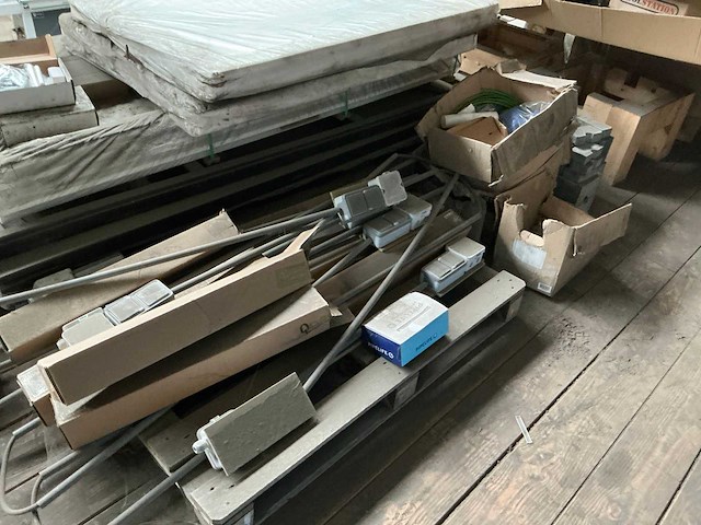 Inhoud magazijn op entresol - afbeelding 10 van  19