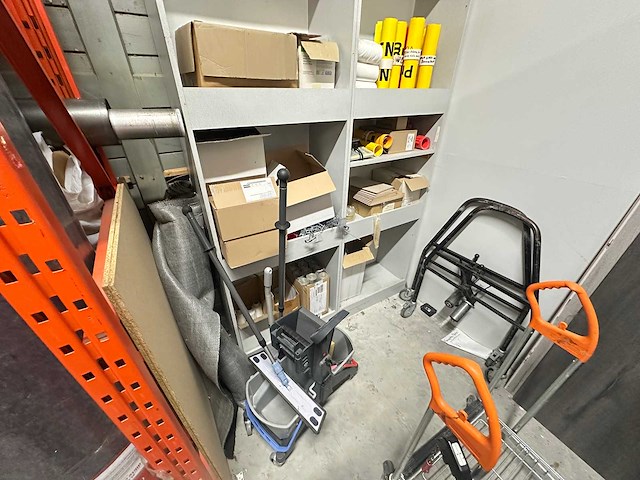 Inhoud magazijn - afbeelding 4 van  14