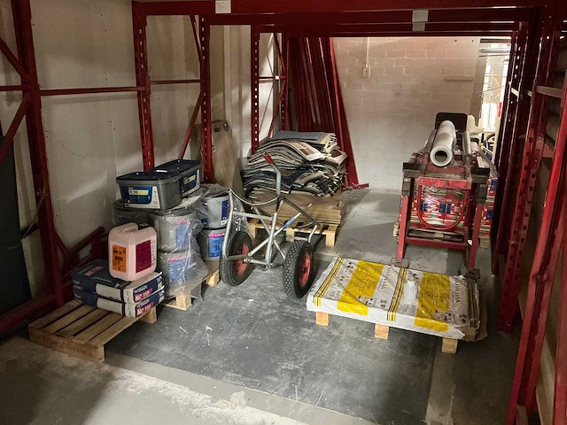 Inhoud magazijn - afbeelding 1 van  9