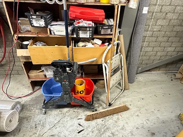 Inhoud magazijn - afbeelding 12 van  15