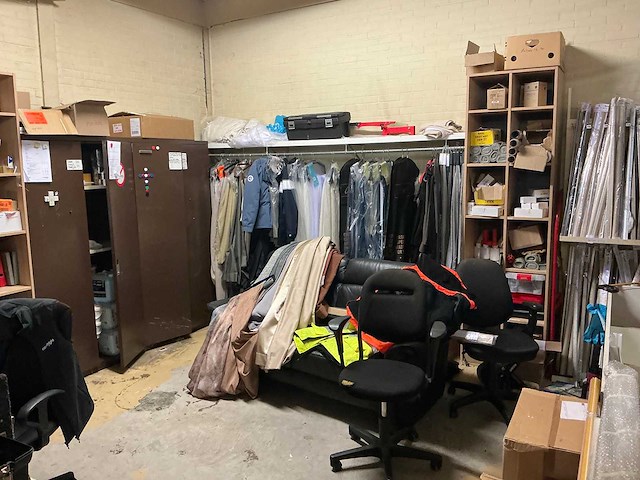 Inhoud magazijn - afbeelding 1 van  17