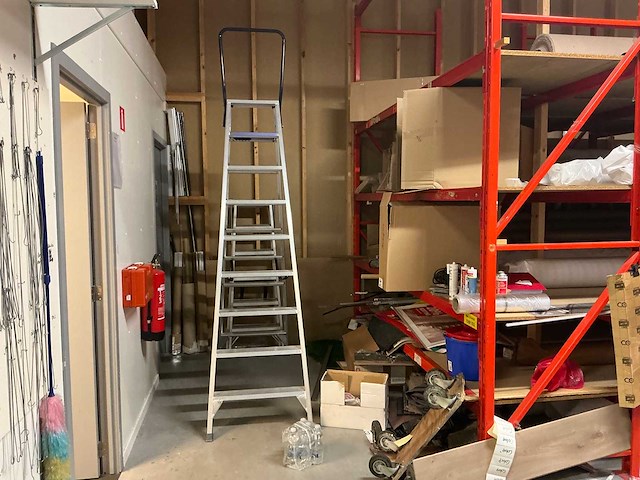 Inhoud magazijn - afbeelding 4 van  12