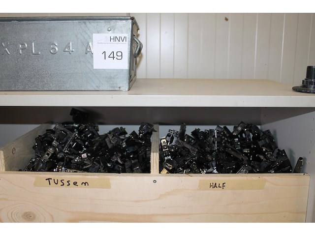 Inhoud magazijnkast en metalen bak met scharnieren blum in diverse uitvoeringen en meubelpoten. - afbeelding 1 van  3