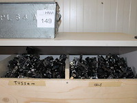 Inhoud magazijnkast en metalen bak met scharnieren blum in diverse uitvoeringen en meubelpoten. - afbeelding 1 van  3