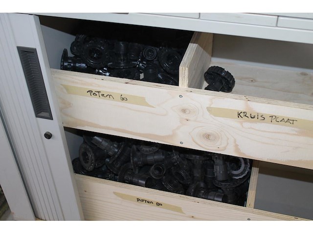 Inhoud magazijnkast en metalen bak met scharnieren blum in diverse uitvoeringen en meubelpoten. - afbeelding 2 van  3