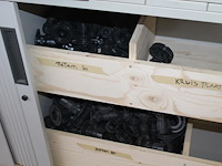 Inhoud magazijnkast en metalen bak met scharnieren blum in diverse uitvoeringen en meubelpoten. - afbeelding 2 van  3