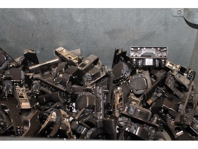 Inhoud magazijnkast en metalen bak met scharnieren blum in diverse uitvoeringen en meubelpoten. - afbeelding 3 van  3