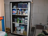 Inhoud magazijnkast m033 w.o. smeermiddelen, verf, wasbenzine etc.
