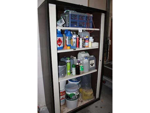 Inhoud magazijnkast m033 w.o. smeermiddelen, verf, wasbenzine etc. - afbeelding 2 van  4