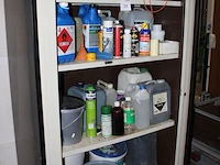 Inhoud magazijnkast m033 w.o. smeermiddelen, verf, wasbenzine etc. - afbeelding 2 van  4