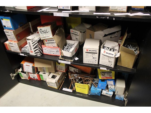 Inhoud magazijnkast w.o. bevestigingsmaterialen, schroeven, pluggen, snelboutschroeven, meubelgrepen etc. - afbeelding 1 van  6
