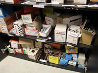 Inhoud magazijnkast w.o. bevestigingsmaterialen, schroeven, pluggen, snelboutschroeven, meubelgrepen etc. - afbeelding 1 van  6