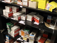 Inhoud magazijnkast w.o. bevestigingsmaterialen, schroeven, pluggen, snelboutschroeven, meubelgrepen etc. - afbeelding 2 van  6