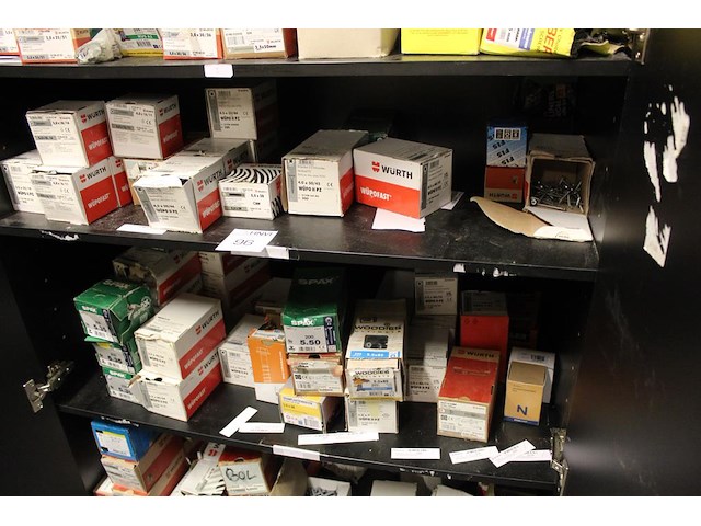 Inhoud magazijnkast w.o. bevestigingsmaterialen, schroeven, pluggen, snelboutschroeven, meubelgrepen etc. - afbeelding 3 van  6