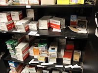 Inhoud magazijnkast w.o. bevestigingsmaterialen, schroeven, pluggen, snelboutschroeven, meubelgrepen etc. - afbeelding 3 van  6