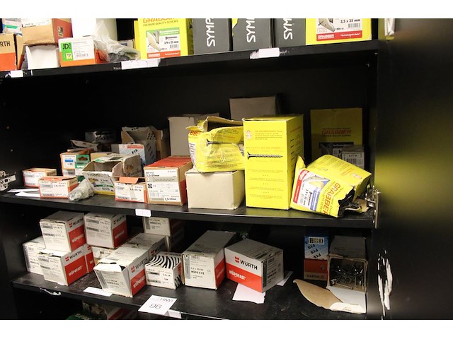 Inhoud magazijnkast w.o. bevestigingsmaterialen, schroeven, pluggen, snelboutschroeven, meubelgrepen etc. - afbeelding 4 van  6