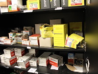 Inhoud magazijnkast w.o. bevestigingsmaterialen, schroeven, pluggen, snelboutschroeven, meubelgrepen etc. - afbeelding 4 van  6