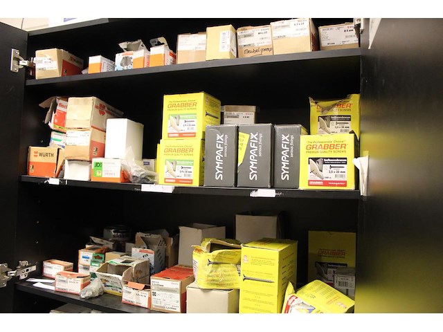 Inhoud magazijnkast w.o. bevestigingsmaterialen, schroeven, pluggen, snelboutschroeven, meubelgrepen etc. - afbeelding 5 van  6