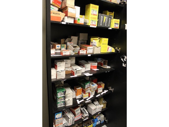 Inhoud magazijnkast w.o. bevestigingsmaterialen, schroeven, pluggen, snelboutschroeven, meubelgrepen etc. - afbeelding 6 van  6