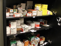 Inhoud magazijnkast w.o. bevestigingsmaterialen, schroeven, pluggen, snelboutschroeven, meubelgrepen etc. - afbeelding 6 van  6