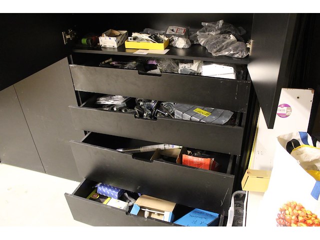 Inhoud magazijnkast w.o. hang en sluitwerk, bevestigingsmaterialen, balkdragers, schoonmaakmaterialen etc. - afbeelding 1 van  6