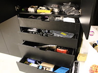 Inhoud magazijnkast w.o. hang en sluitwerk, bevestigingsmaterialen, balkdragers, schoonmaakmaterialen etc. - afbeelding 1 van  6