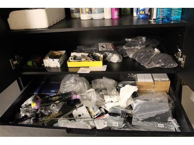 Inhoud magazijnkast w.o. hang en sluitwerk, bevestigingsmaterialen, balkdragers, schoonmaakmaterialen etc. - afbeelding 2 van  6